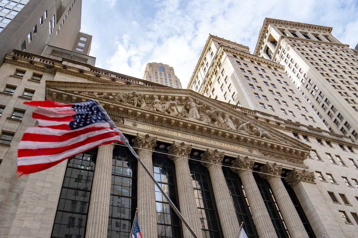 Dow Jones Drops 500 Points, Oil Surges 8 Percent at Opening Bell