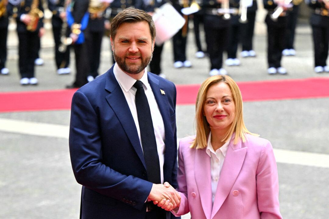 Vance Meets With Italy’s Meloni in Trip to Rome, Vatican