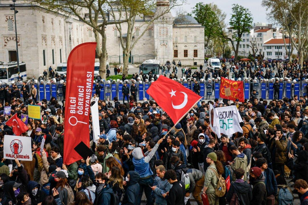 Turkey Jails 18 More Opposition-Linked Istanbul Officials in Widening Clampdown