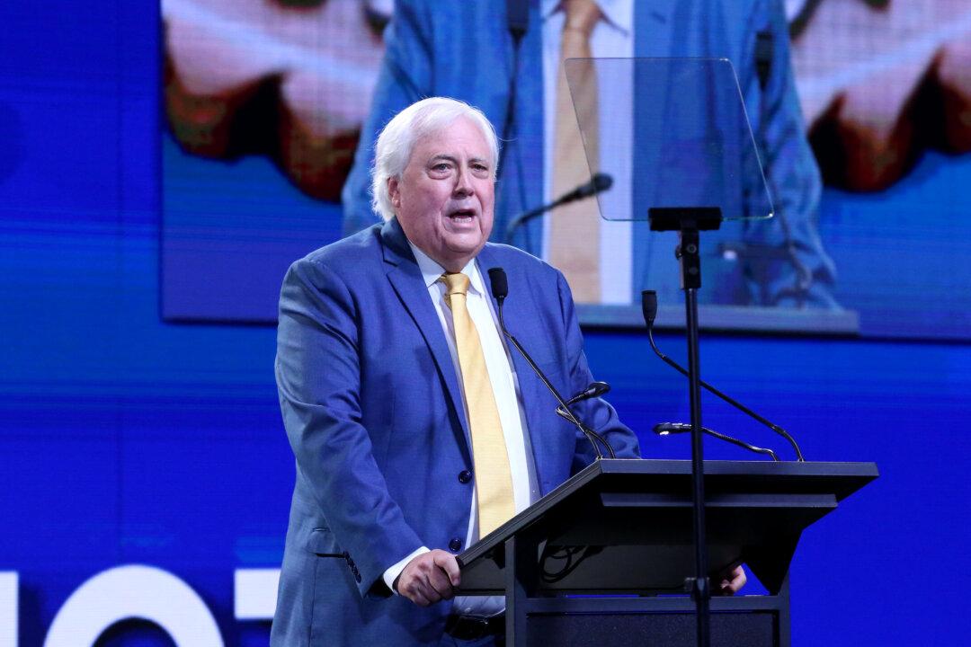 Palmer Makes Pitch to Patriots at Campaign Launch