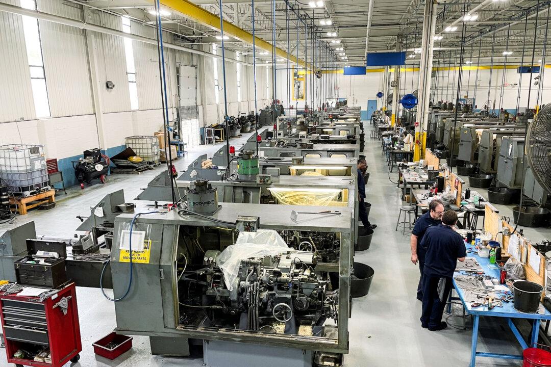 US Manufacturing Shows Signs of Improvement as Factory Output, Orders Tick Higher