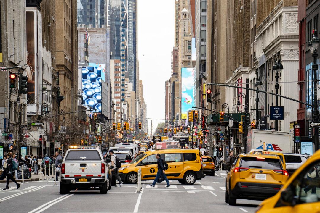 US Economy Contracts in 1st Quarter for First Time Since 2022