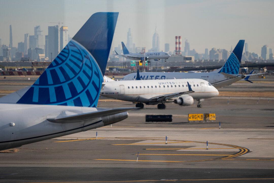 United Airlines Provides Unusual Dueling Outlook on Strong First Quarter Earnings