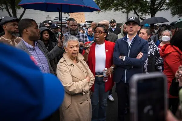 Democratic Lawmakers Again Challenge Limits on ICE Detention Facility Visits