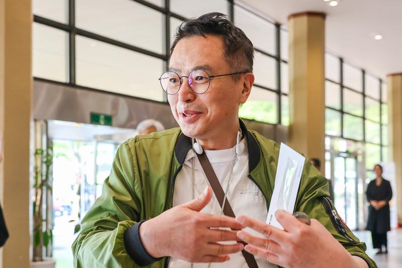 Pastor Yong-cheol Lee enjoyed Shen Yun at the Baeckryung Art Center in Chuncheon, Gangwon Province, South Korea, on May 7, 2025. (Guk-hwan Kim/The Epoch Times)