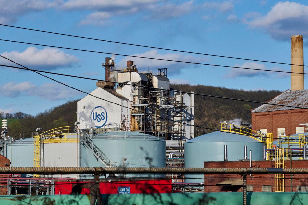 Pittsburgh Communities Welcome New Steel Partnership, Trump’s Arrival at Rally