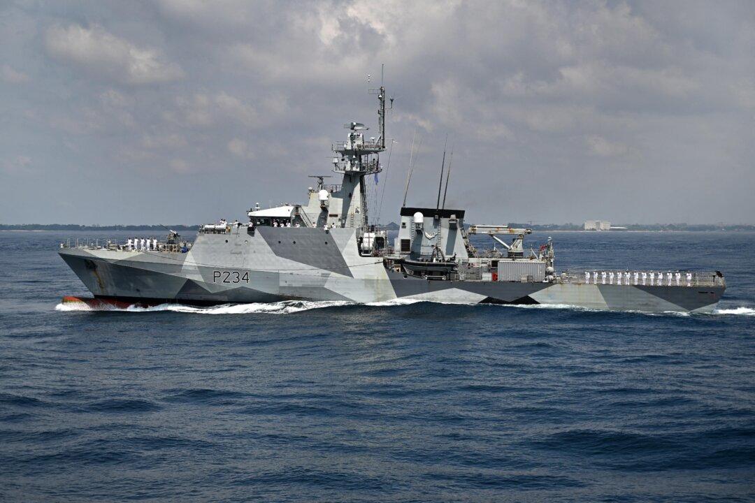 UK Royal Navy Passes Through Taiwan Strait, Angers China