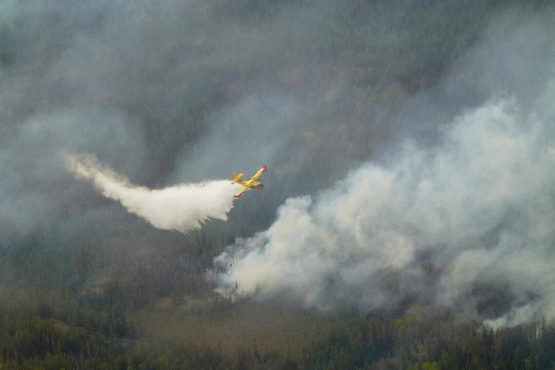 25,000 Residents Evacuated as Wildfires Rage in 5 Provinces