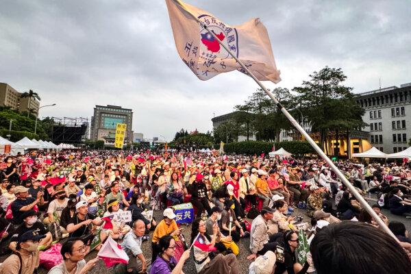People wave flags and cheer at a “Reject United Front Work, Protect Taiwan” rally on Kedao Avenue in Taipei, Taiwan, on April 19, 2025. The grassroots “Great Recall” movement has gained momentum in recent months, aiming to oust lawmakers accused of selling out Taiwan’s interests to Beijing. (Sun Xiangyi/The Epoch Times)