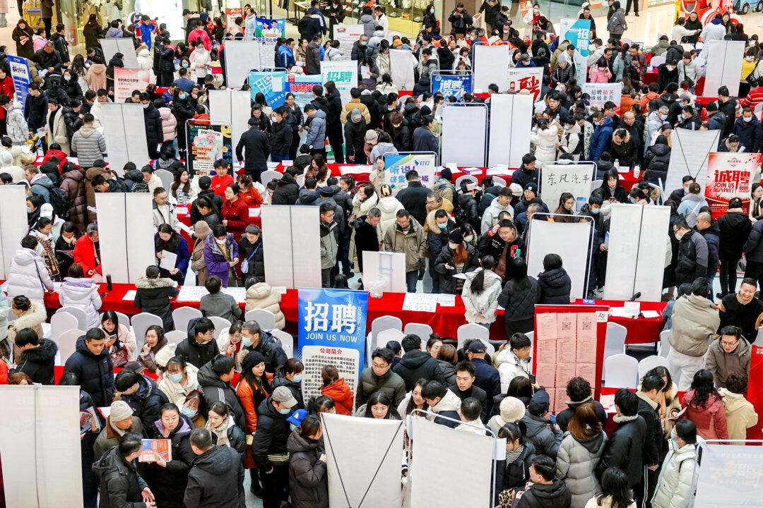 China’s Unemployment Rate Reaches 6-Month High but Overlooks Many: Analysts