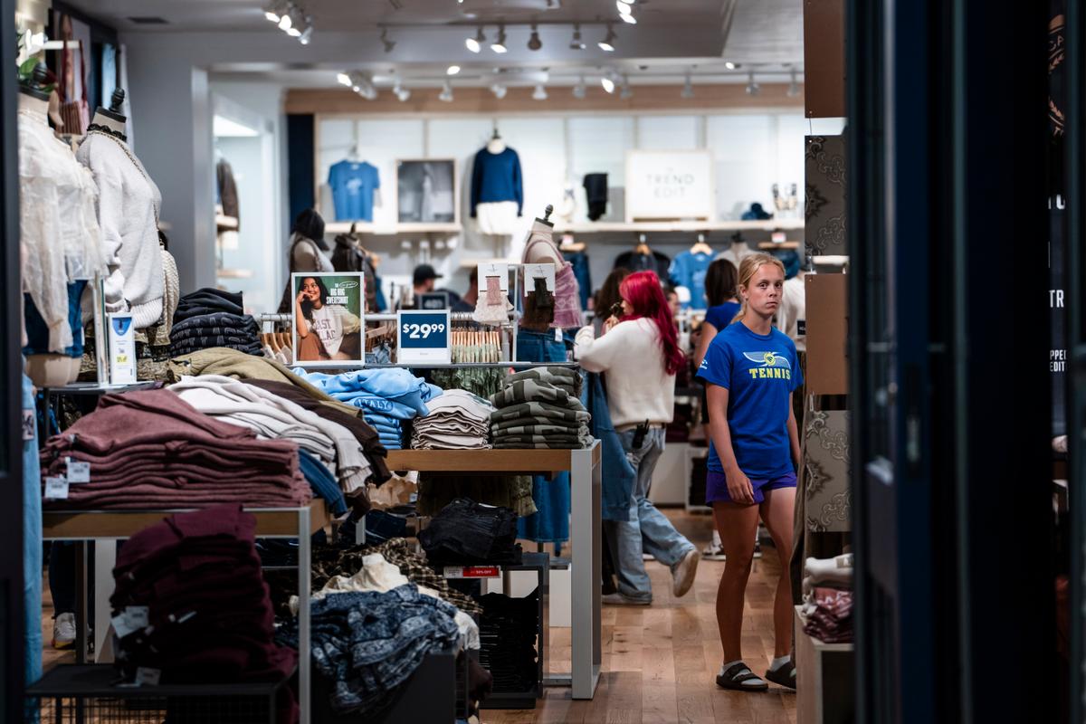 Shoppers Keep Their Wallets Open as US Retail Sales Tick Up in September thumbnail