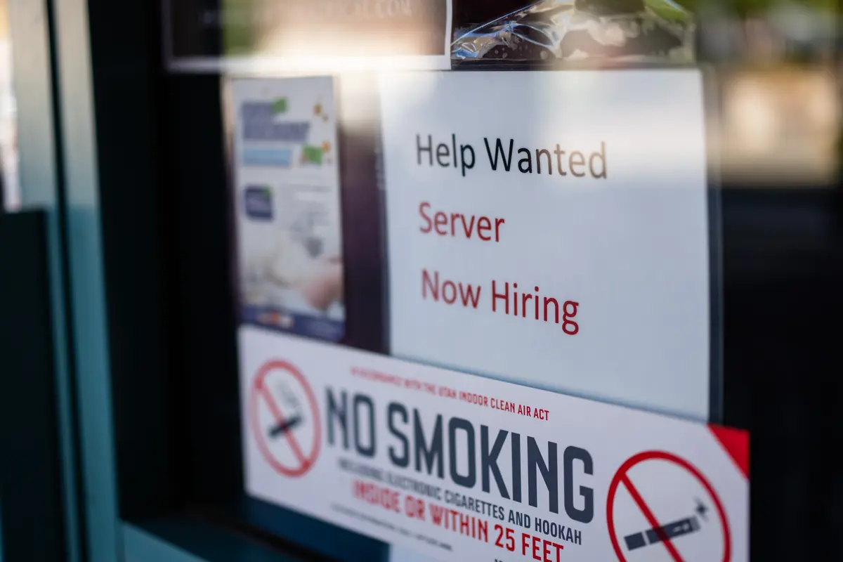 US Jobless Claims Unexpectedly Fall to Lowest Level Since April thumbnail