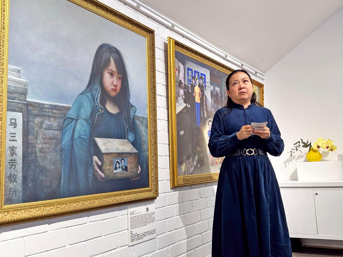 Vivian Zhuang, a victim of the persecution, guided the audience through the "Truthfulness, Compassion, Forbearance Art Exhibition" in Sydney, Australia on Sept. 23, 2025. (Philippe Wang/New Tang Dynasty)