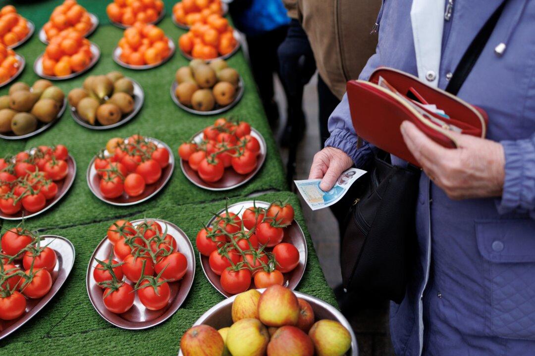 Bank of England Rate-Setter Says Risks to UK Inflation Justify Slower Cuts