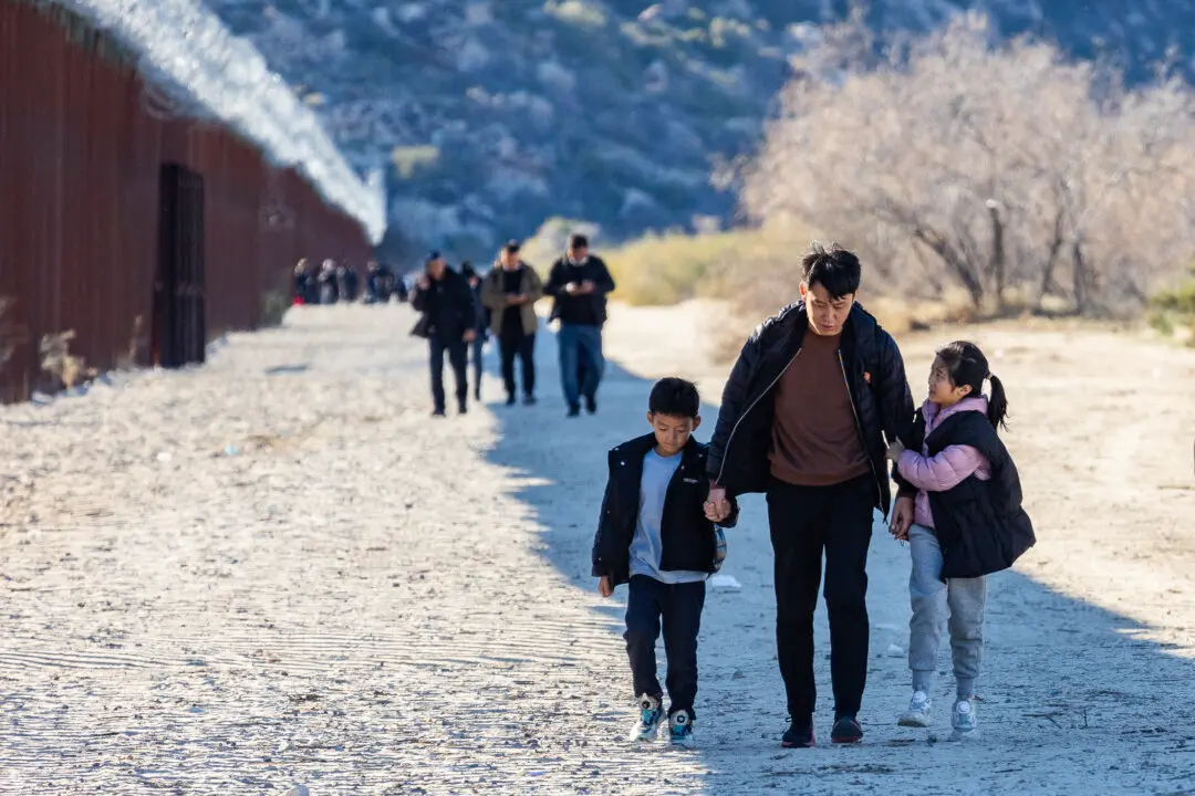 Federal Prosecutors File Over 400 Immigration-Related Cases in 2 US States