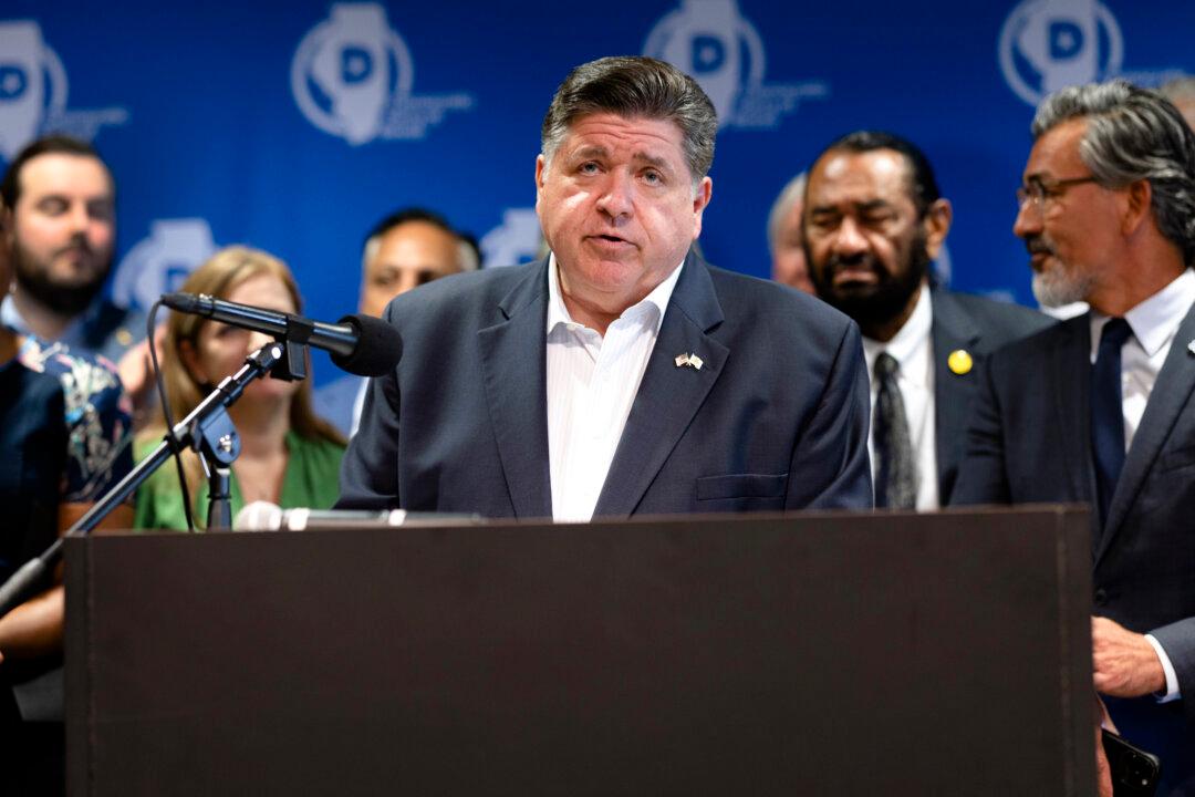 Pritzker Signs Law Limiting Federal Immigration Enforcement in Illinois