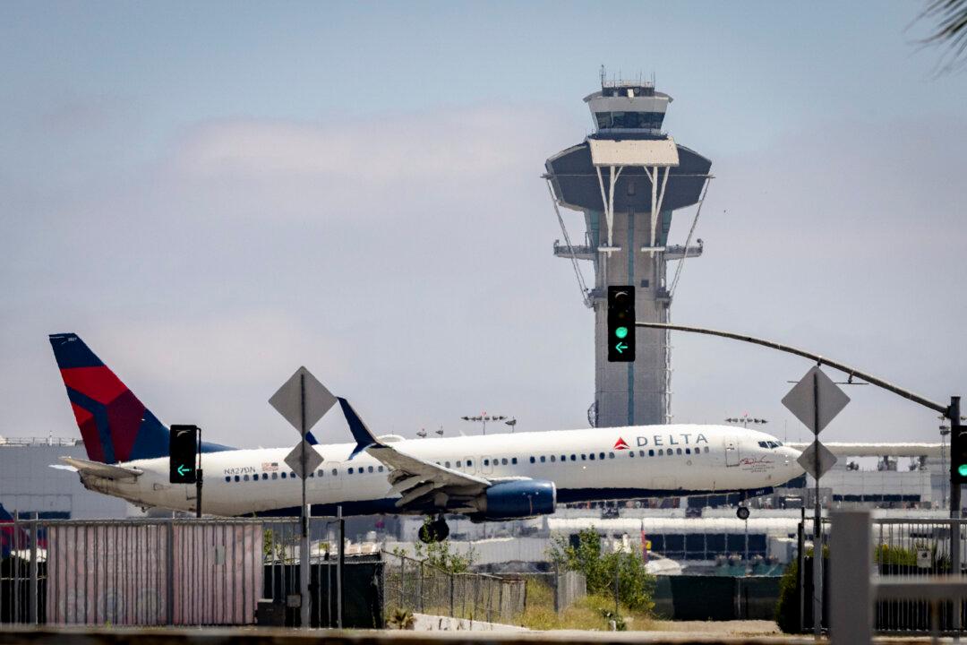 More Than 5,600 US Flights Delayed as Government Shutdown Drags On