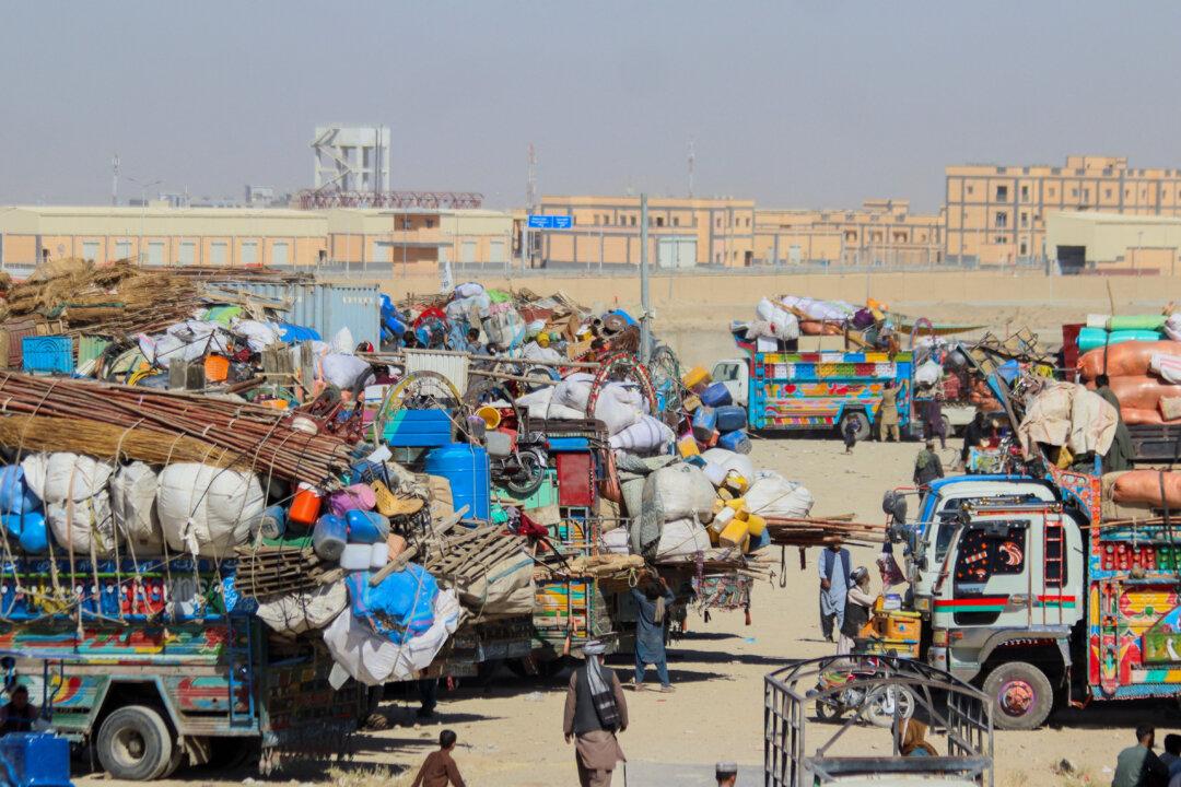 Dozens Killed in Pakistan-Afghanistan Clashes, Border Closed