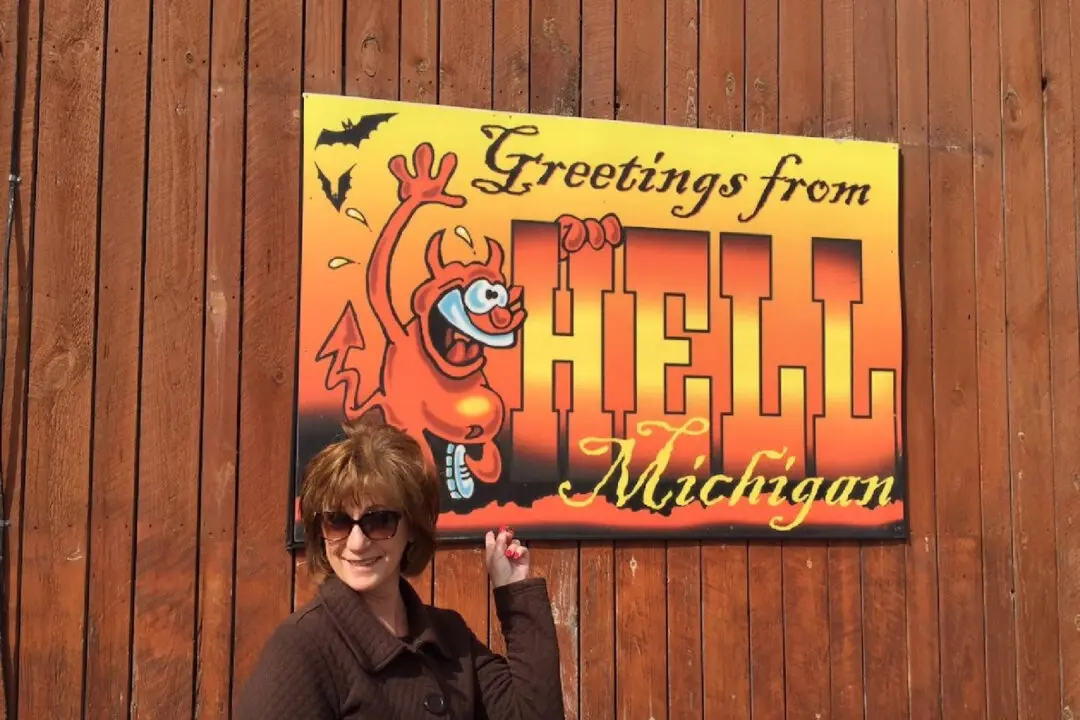 Unusual Signs Lure Curious Travelers