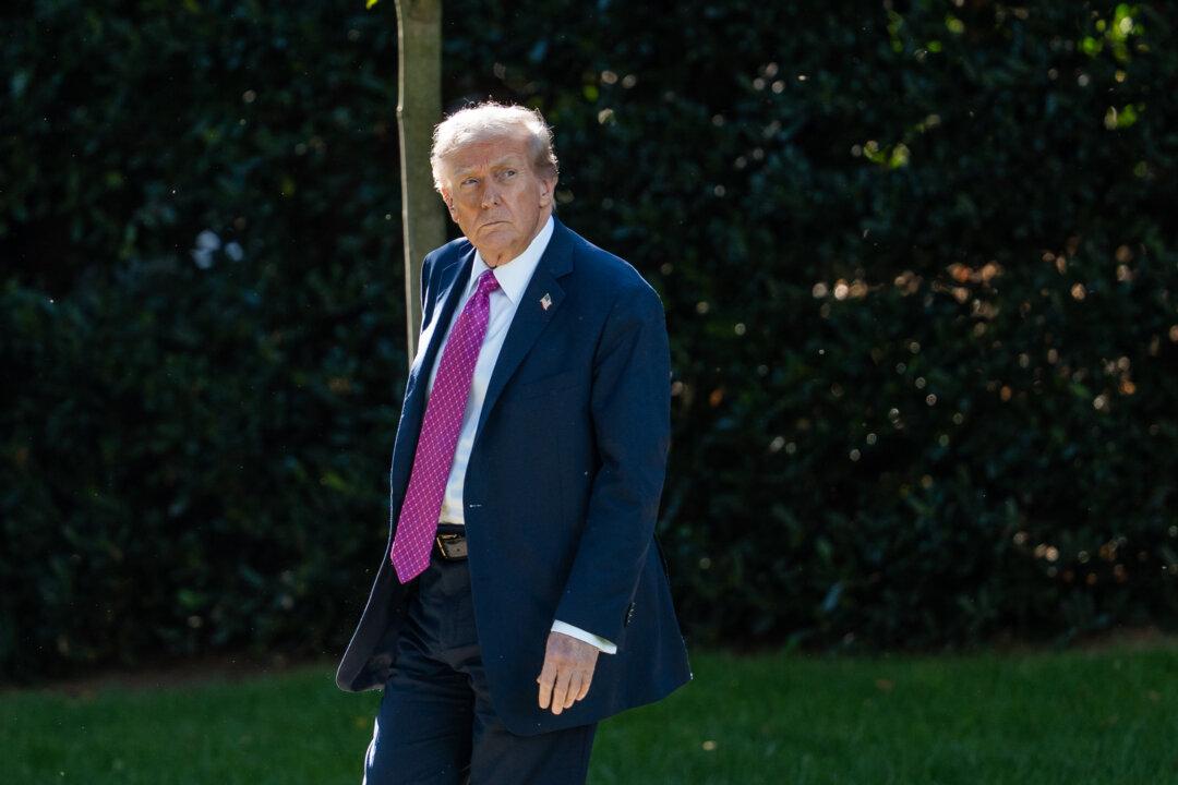 Trump Warns US Will Be ‘Struggling for Years’ If Supreme Court Strikes Down Tariffs