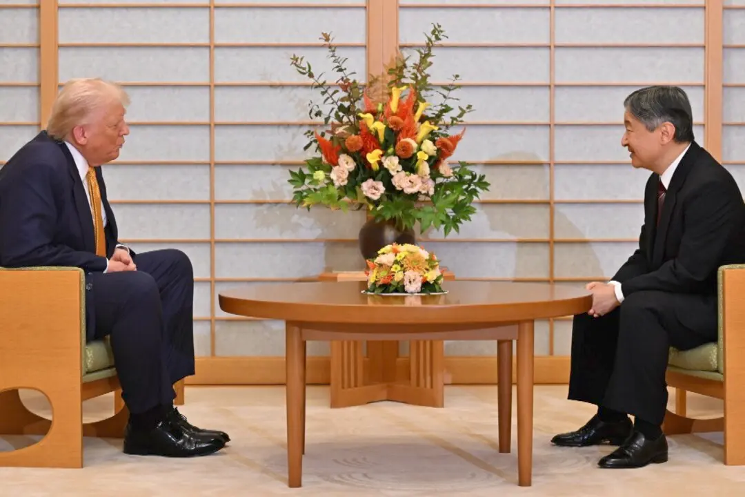 Trump Greeted by Japanese Monarch; US Military Helicopter, Fighter Jet Go Down in South China Sea