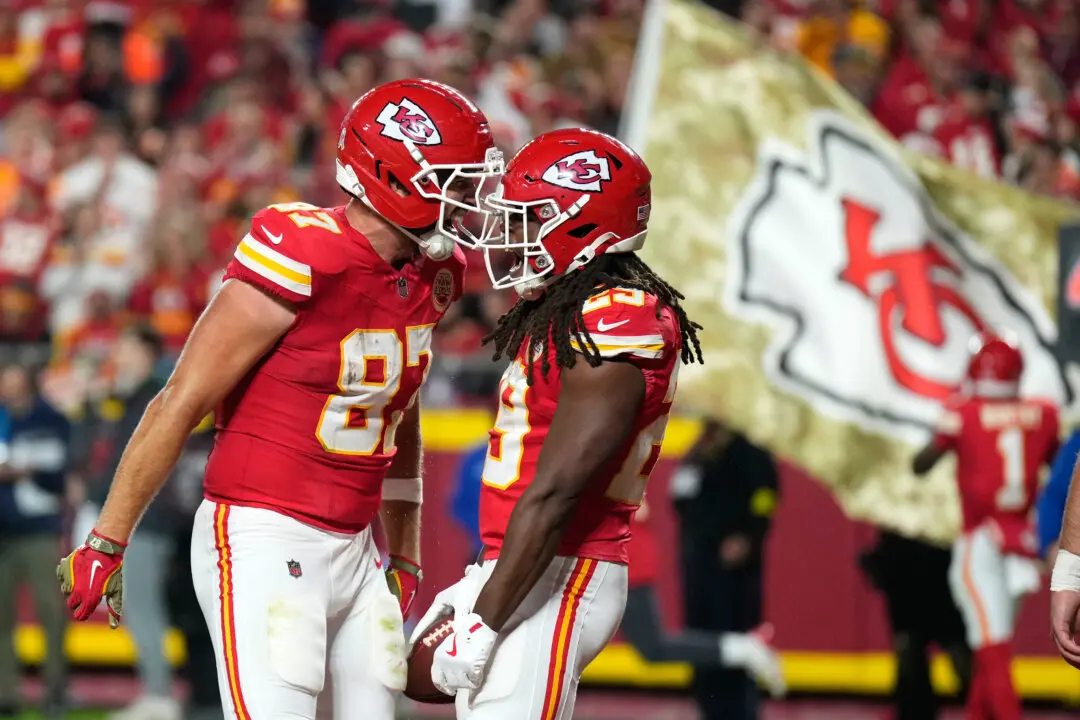 Patrick Mahomes Gives Travis Kelce a Superlative After Chiefs-Commanders Game