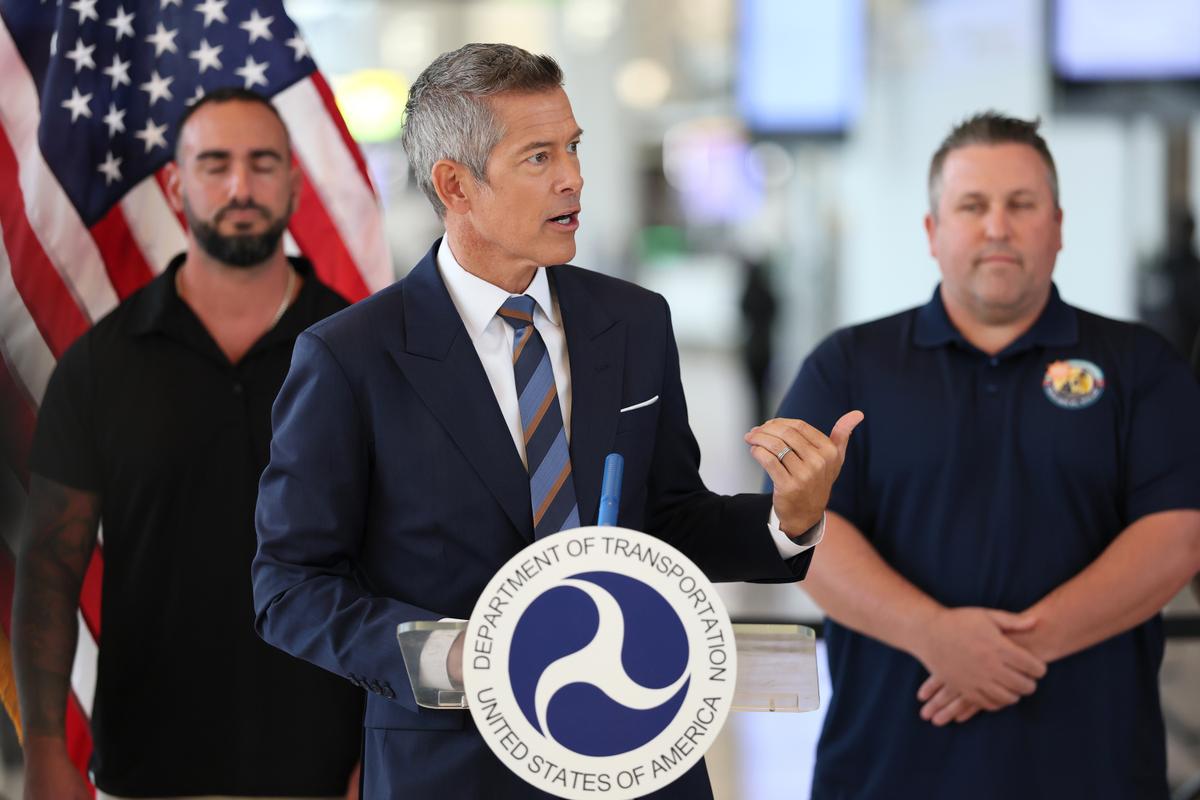 FAA Awards $10,000 Bonuses to 776 Air Traffic Workers Who Had Perfect Attendance During Shutdown thumbnail