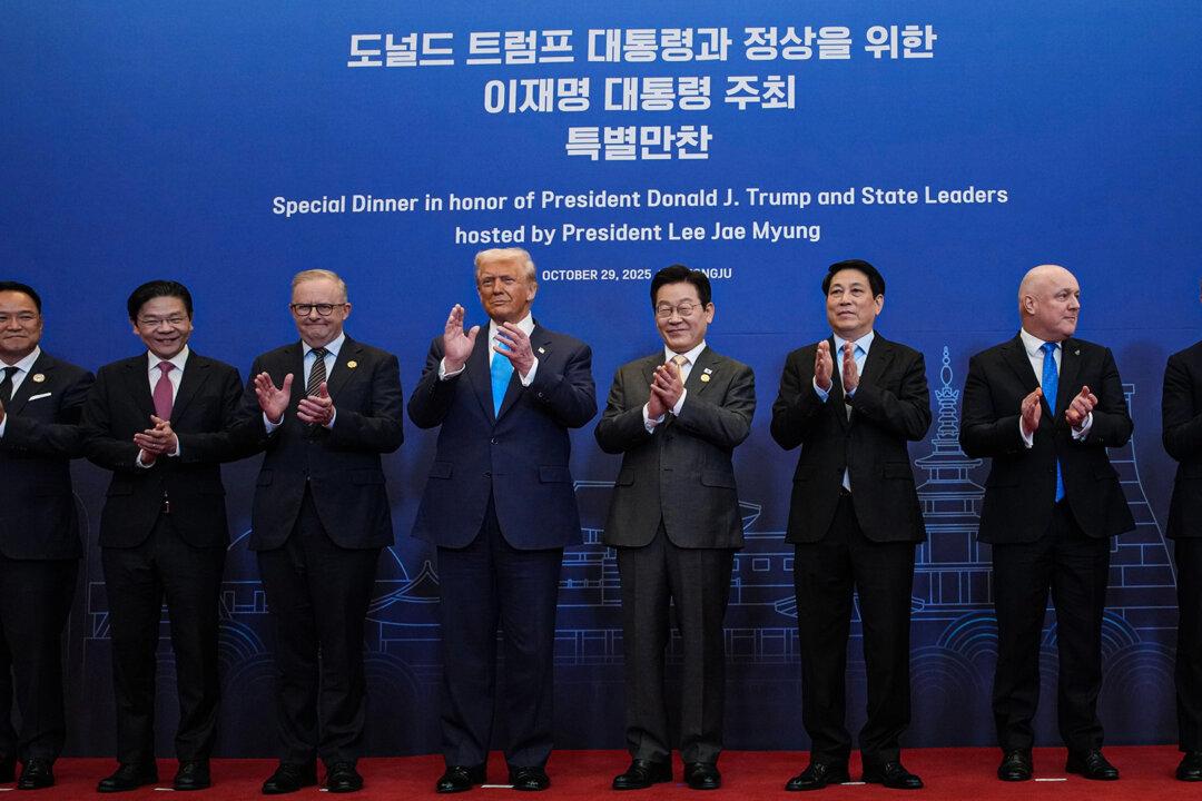 Trump Meets South Korean President Ahead of Summit With China’s Xi