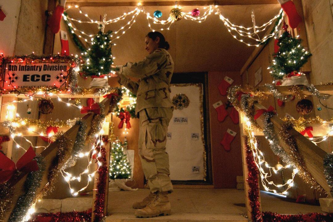 ‘Soldier’s Gift’: Thanking Servicemen With Christmas Cheer