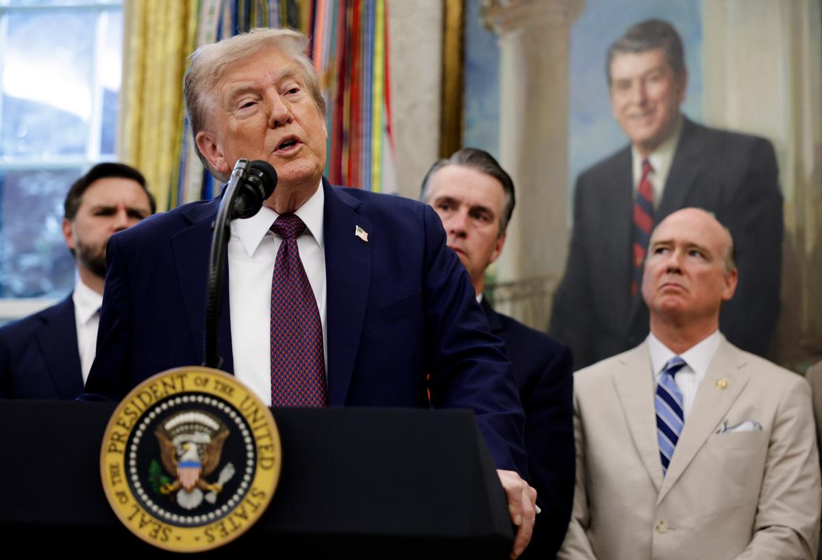 Trump Warns He Might Be Impeached If Republicans Don’t Win in 2026 thumbnail