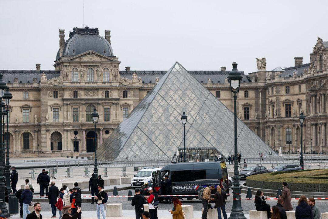 8 ‘Priceless’ Jewels Stolen From the Louvre; ’No Kings’ Chicago Protest Updates