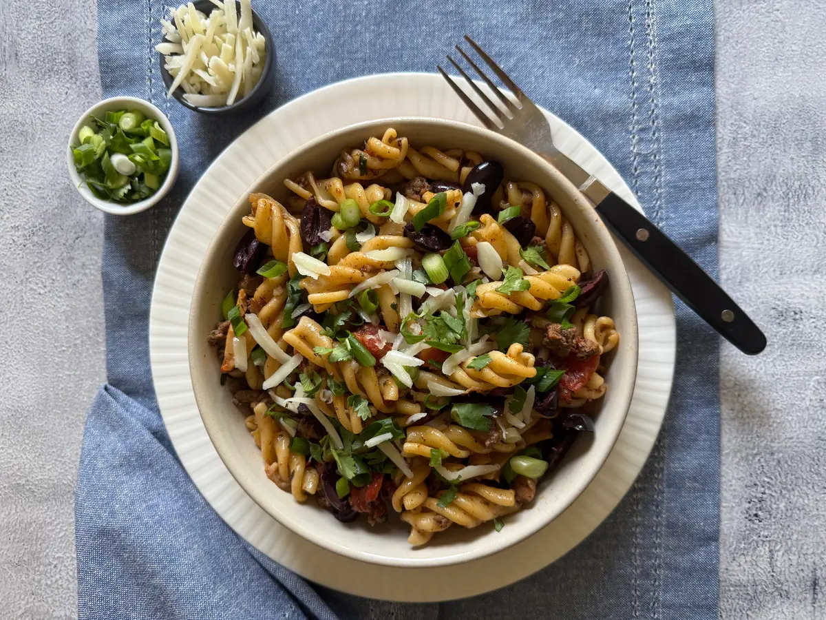 This Quick Weeknight Pasta Will Even Impress Unexpected Guests thumbnail