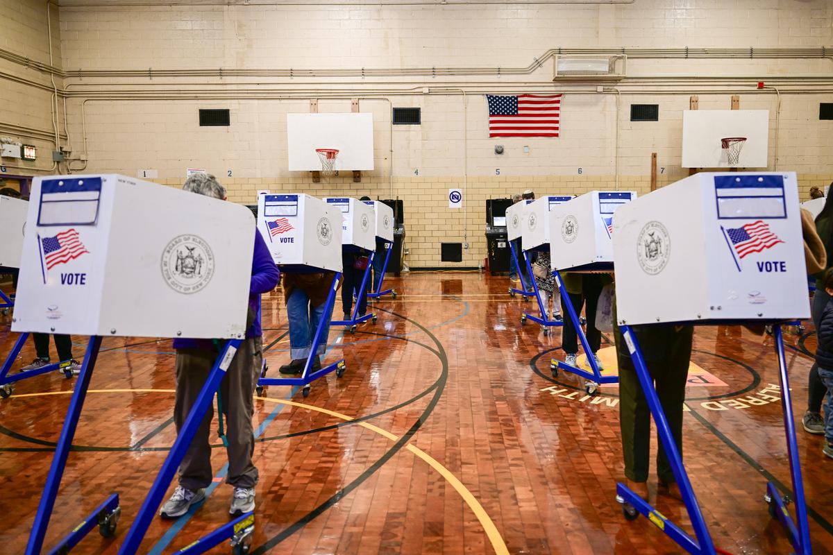 Day in Photos: New York Mayoral Election, Israeli Body Returned, and Philippines Typhoon thumbnail