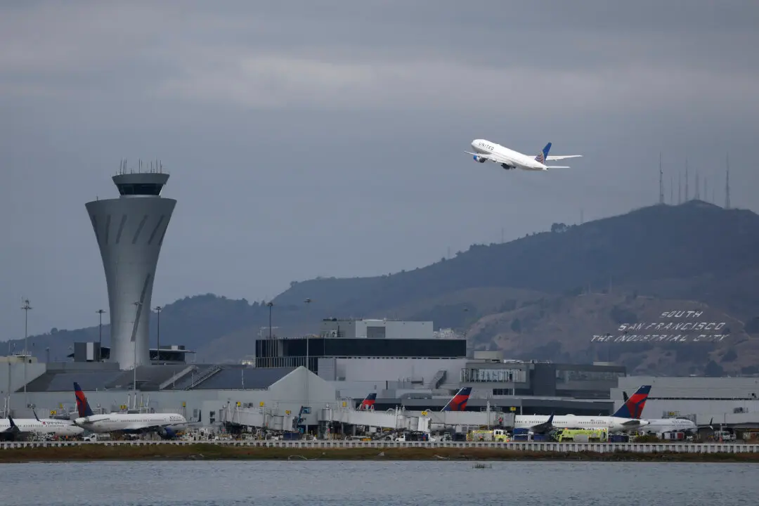 FAA Cutting Air Traffic at 40 Major Airports by 10 Percent Amid Government Shutdown