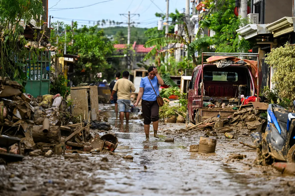 Day in Photos: Typhoon Kalmaegi in the Philippines, 132.66-Carat Green Beryl, and Truffle Hunter thumbnail