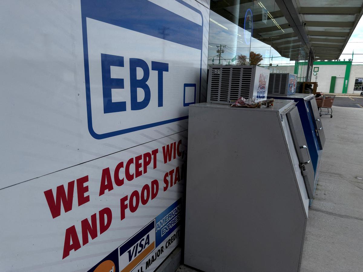 Supreme Court Temporarily Halts Order Requiring Government to Fully Fund SNAP thumbnail