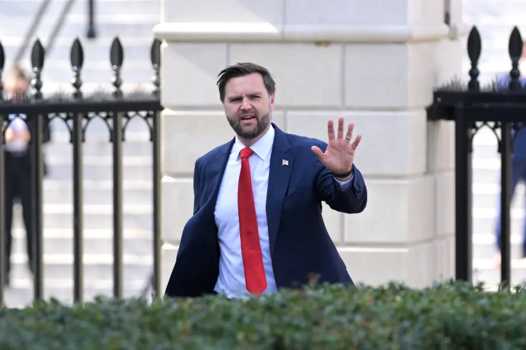 JD Vance Serves Thanksgiving Meals to Fort Campbell Heroes