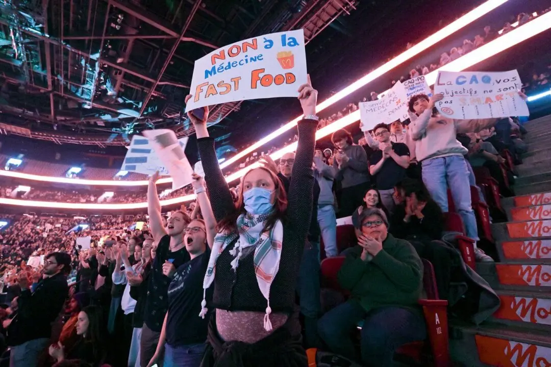 Doctors Gather to Protest Physician Payment Bill at Bell Centre
