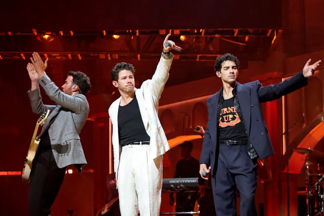 Man’s Resume Goes Viral After Being Reviewed by New York Exec at Jonas Brothers Concert