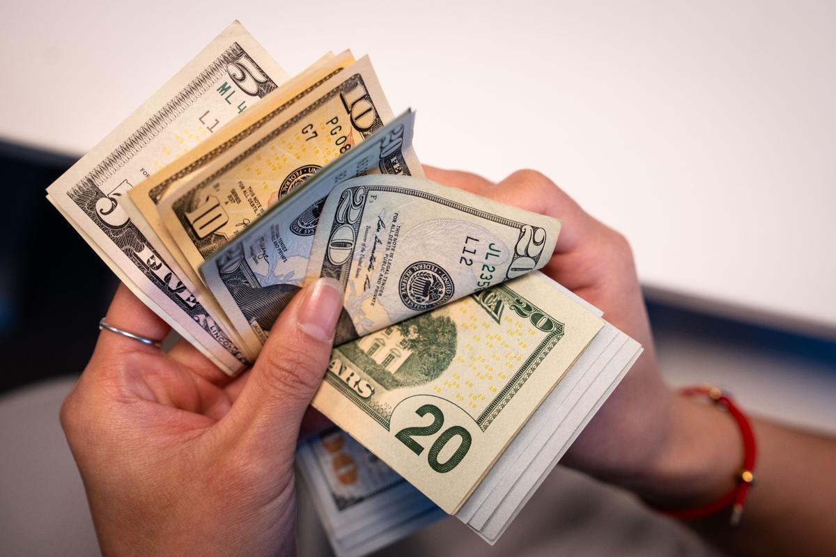 US Dollar Strengthens After Venezuela Operation thumbnail