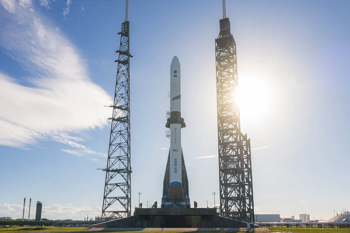 Trump Signs Executive Order to Pursue US Space Superiority thumbnail