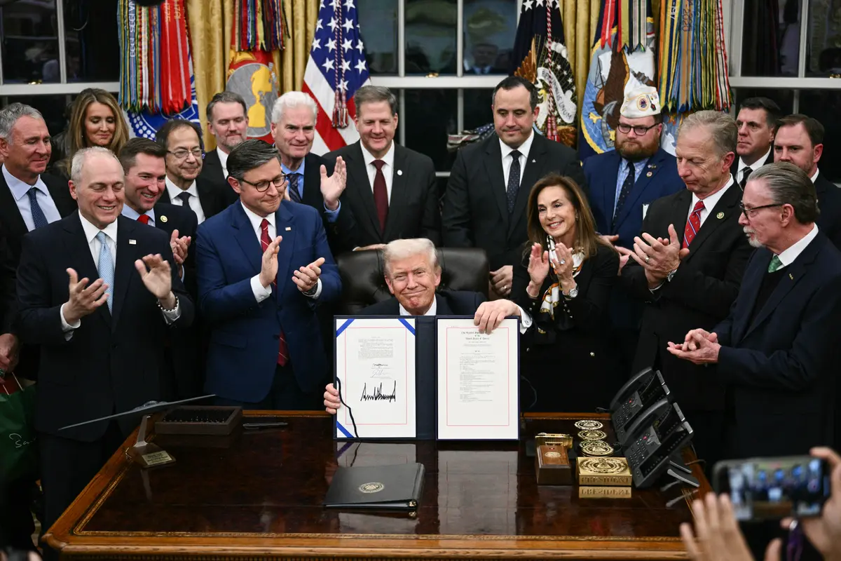 America in Photos: Government Reopens, Blue Origin Launch, and Final Pennies thumbnail