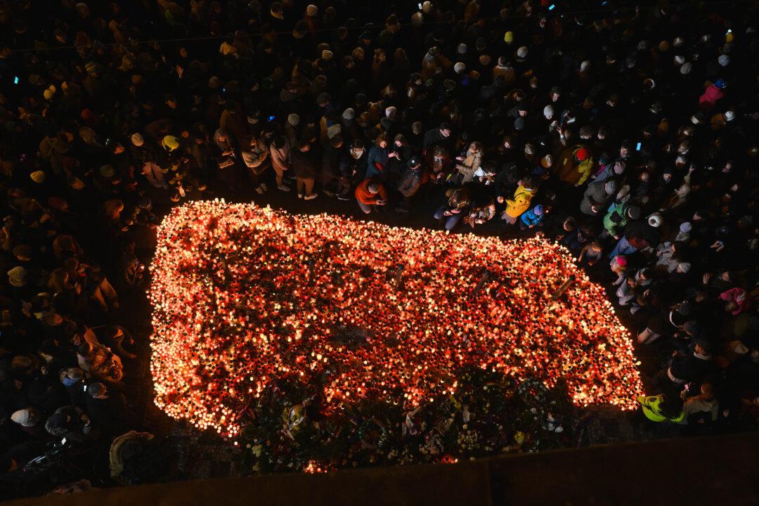 Day in Photos: Anniversary of Velvet Revolution, Dubai Airshow, and Ice Sculptures