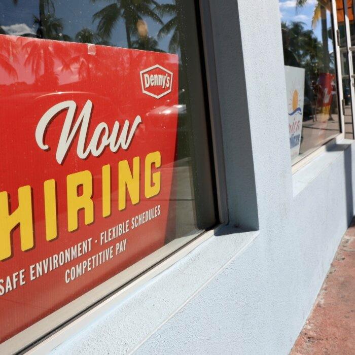 Weekly Jobless Claims Decline as US Labor Market Stabilizes