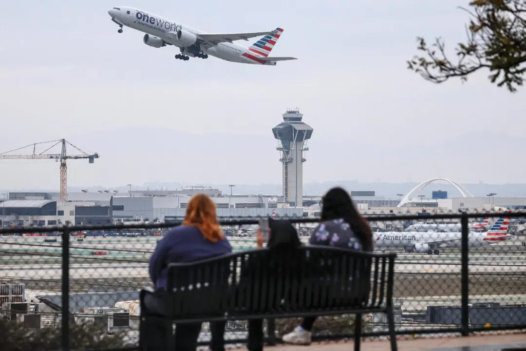 FAA Awards $10,000 Bonuses to 776 Air Traffic Workers Who Had Perfect Attendance During Shutdown