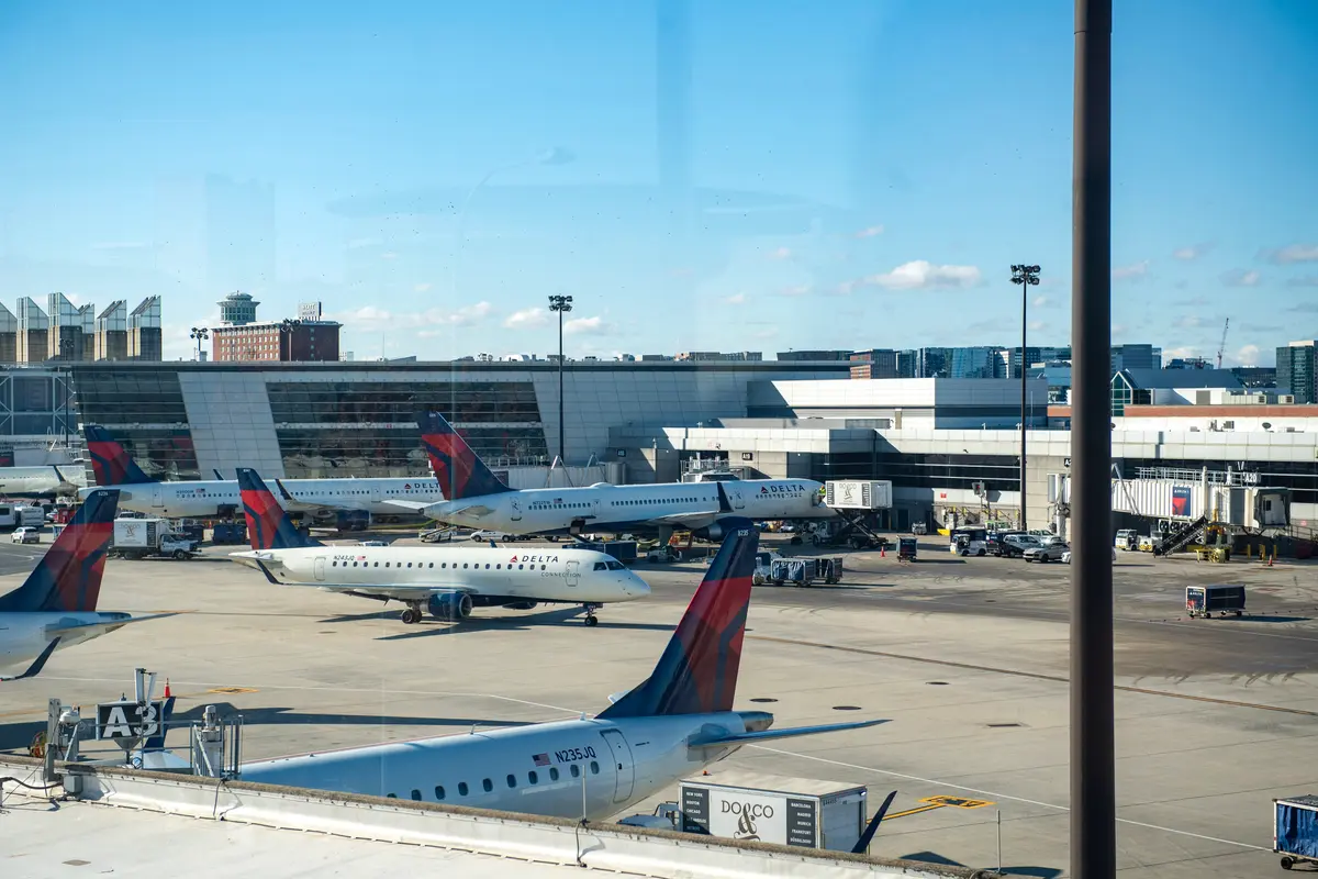 Hundreds of Flights in the Caribbean Canceled After US Strike on Venezuela thumbnail