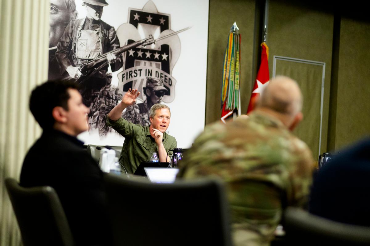 Army Secretary Meets With Russian Delegation in UAE to Advance Ukraine Peace Talks thumbnail