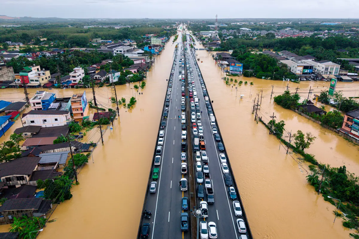 Day in Photos: Flooding in Thailand, Combat Diver Training, and Major Fire in London thumbnail