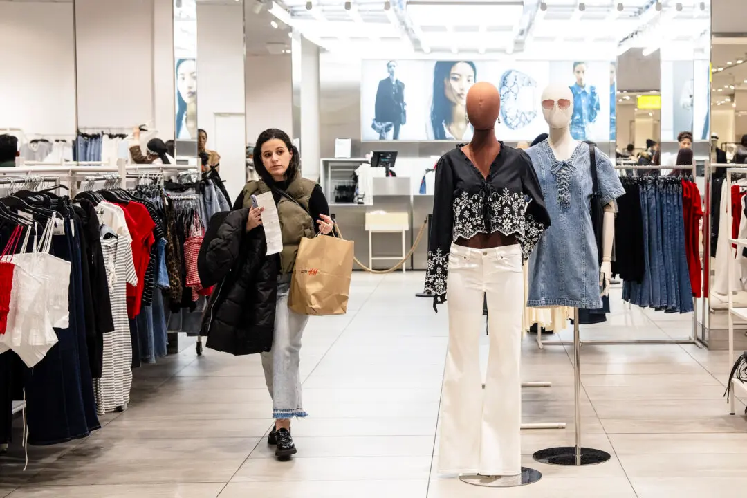 Consumer Confidence Drops as Shoppers Turn Cautious Ahead of Holidays