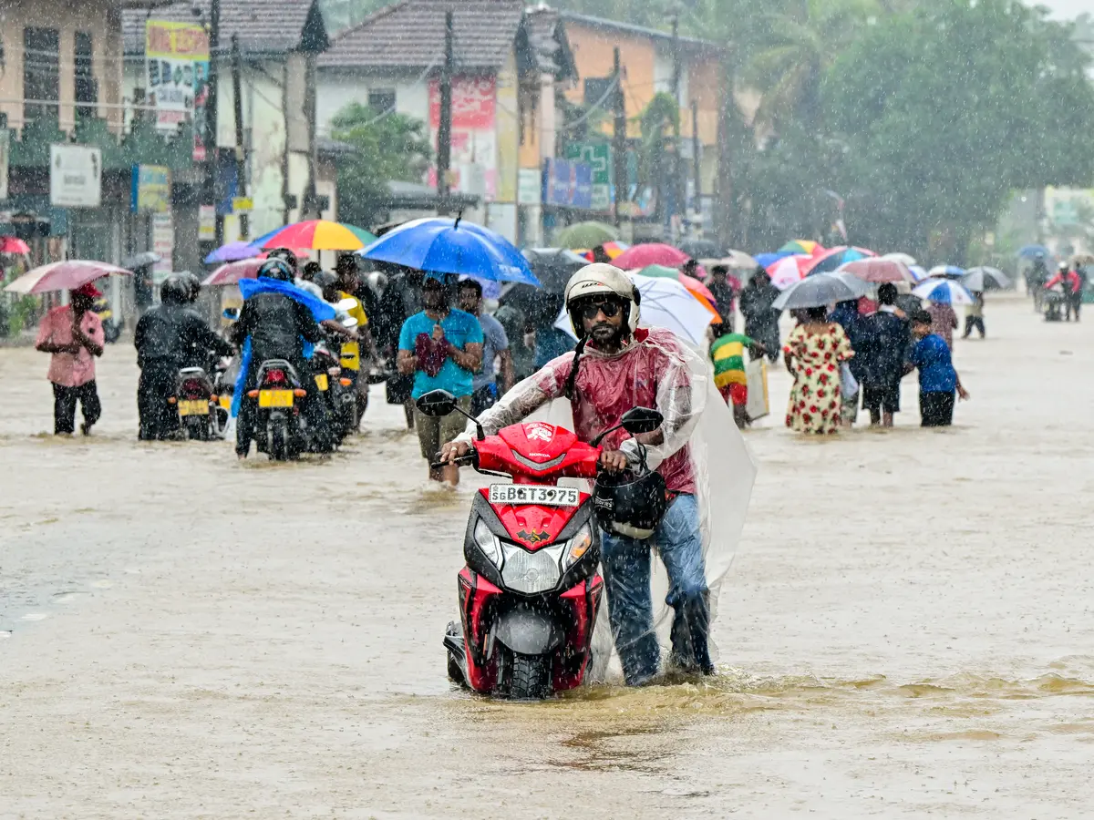 Day in Photos: Floods in Asia, Presidential Elections in Honduras, and Cars Exhibition thumbnail